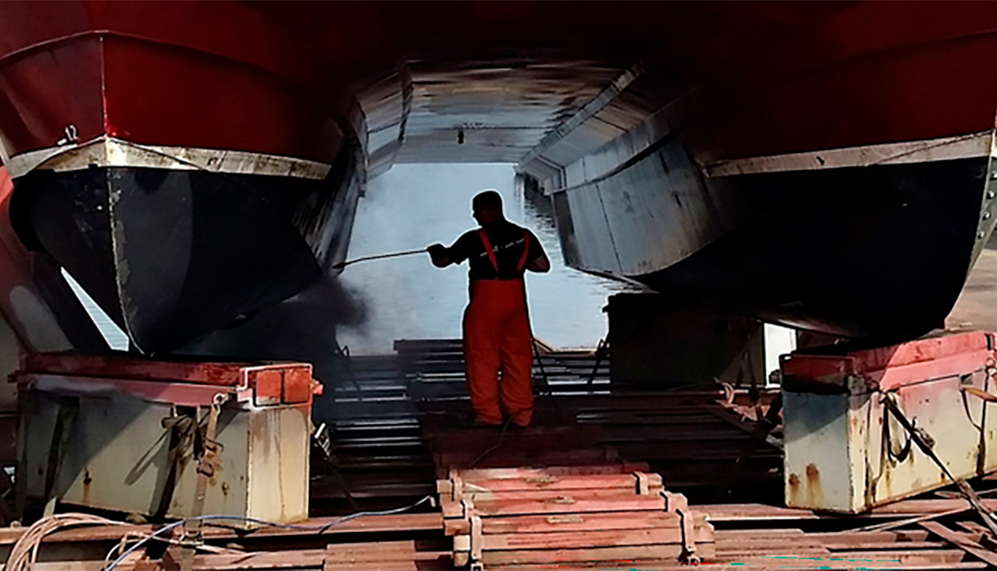 simrishamns_varv-arbetare_tvattar_skrov_02v01-1125x645px-ytbehandling